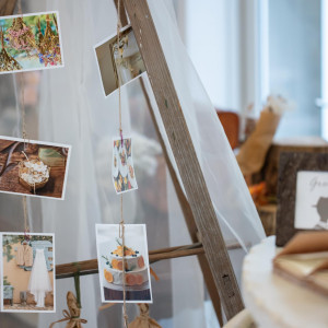 【フォトスペース】おふたりのこれまでの写真や家族や友人たちと過ごした時間をあちこちに飾れるスペースあり|ENSOLEILLE（アンソレイエ）～VILLAGE WEDDING～の写真(57036824)