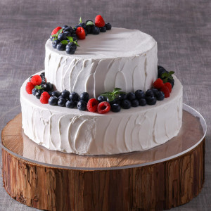 形や段数、文字入れやフルーツなどのオーダーはもちろん、ネイキッドケーキやセンイル、特殊なものまで幅広く対応|ENSOLEILLE（アンソレイエ）～VILLAGE WEDDING～の写真(57001728)