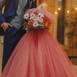 ブーケとカラードレスの色を合わせるのもおススメです♡|ENSOLEILLE(アンソレイエ)~VILLAGE WEDDING~の写真(54618000)