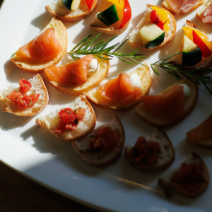 ゲストのおもてなしでピンチョス等を振る舞うことも可能♪|ENSOLEILLE（アンソレイエ）～VILLAGE WEDDING～の写真(54612099)