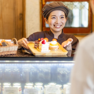 【スイーツショップ】敷地内に併設している洋菓子店＊ショーケースに並ぶ洋菓子は全てパティシエの手作り|ENSOLEILLE（アンソレイエ）～VILLAGE WEDDING～の写真(57010915)