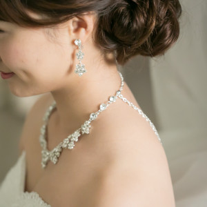 繊細なアクセサリーを身に着け心躍る1日を|ENSOLEILLE（アンソレイエ）～VILLAGE WEDDING～の写真(6158092)