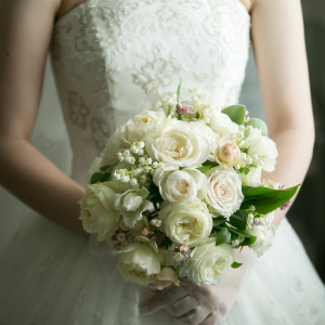 グローブとブーケを身に着け挙式をはじめましょう|ENSOLEILLE（アンソレイエ）～VILLAGE WEDDING～の写真(6157978)