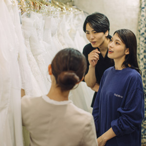 専属のドレススタッフがおふたりに合う衣裳選びをサポート♪|ENSOLEILLE(アンソレイエ)~VILLAGE WEDDING~の写真(54613660)