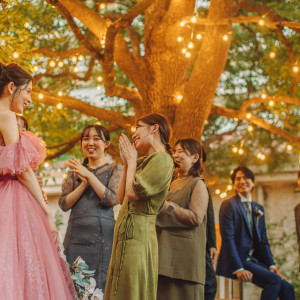 【ナイト】適度なイルミネーションと程よいライトアップが世界観を醸し出す|ENSOLEILLE（アンソレイエ）～VILLAGE WEDDING～の写真(57006880)