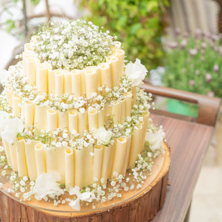 ケーキトップにたくさんの花をあしらって
写真映えする美しいウェディングケーキに♪