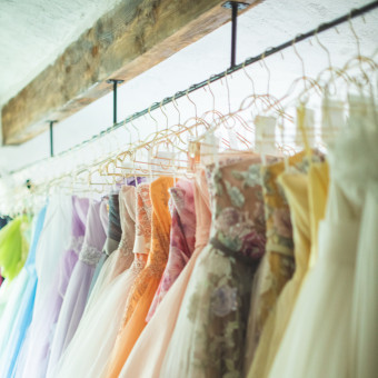 カラードレスのラインナップも豊富＊イメージから取り寄せも相談できる