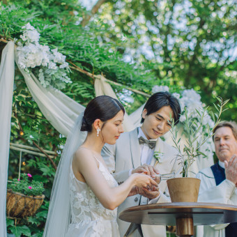 植樹（オリーブの樹）で誓いを立てる＊これから二人で大きく育てていく