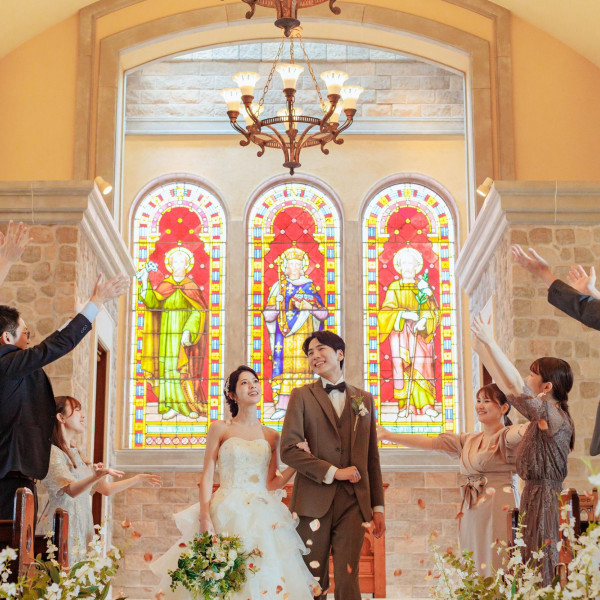 輝くステンドグラスのあるチャペルでの挙式◇
