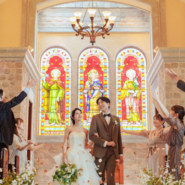 フランスから譲り受けたステンドグラスのあるチャペル