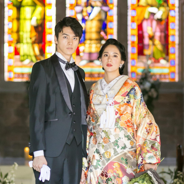 タキシード×色打掛の組み合わせも素敵