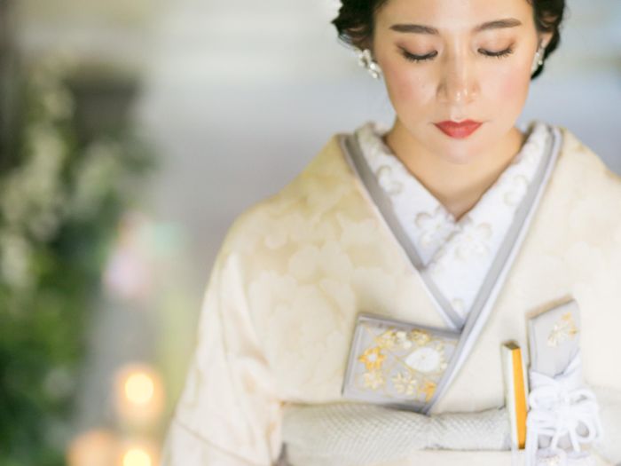バージンロードに反射する姿も綺麗。洋髪も雰囲気に沿い、小物やアクセサリーにもこだわりを