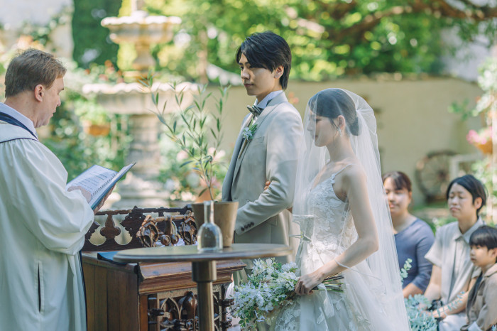そよぐ風に香る緑の中で季節感じる挙式＊四季折々の花や木々の木漏れ日も二人を祝福するかのよう