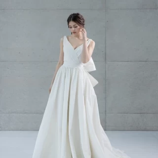 シンプルながらデザイン性のあるドレスも豊富