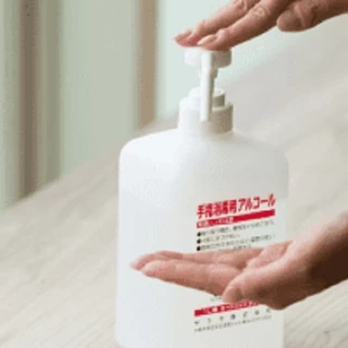 アルコール消毒液を館内各所に設置しております。また各場所の積極的な消毒を行っております。
