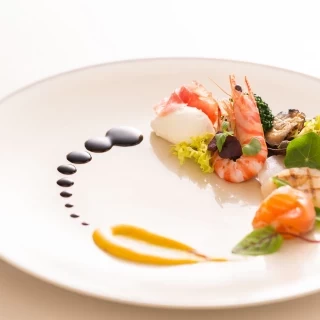 こだわりぬいた食材は季節に合わせて彩りよく。前菜から食欲を誘う特別な日の一皿です。