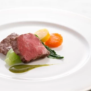 コース料理のメインとなるお肉はシェフ渾身のマデラソースで…
