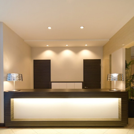 インフォメーション兼クロークではゲストの皆様の案内やお荷物もお預かりさせて頂きます|ルリアン大阪(ベルクラシック空港)の写真(573034)