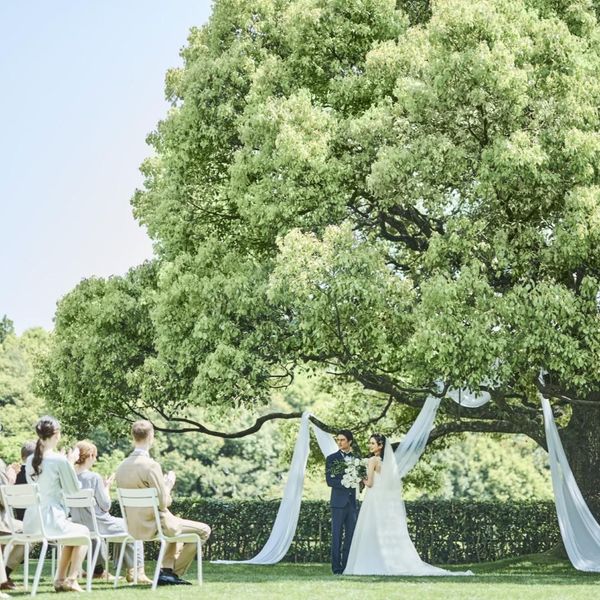 気候の良い時期にはシンボルツリーの前で誓うガーデン挙式もおすすめ|迎賓館の写真(58804698)