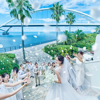 一面の青空に映える白亜のチャペルでの結婚式の後は、海に向かう大階段で行うセレモニーが人気