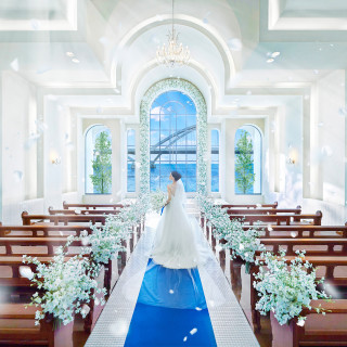 青い海と大切な人たちに見守られ永遠を誓う温かな挙式が叶います