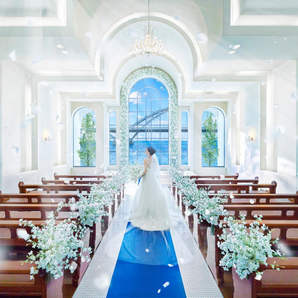 青い海と大切な人たちに見守られ、永遠を誓う温かな挙式