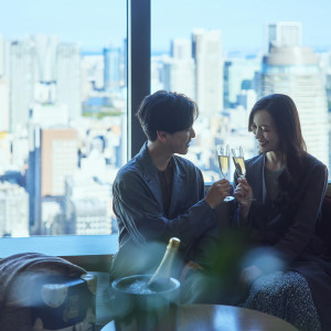 ご新郎ご新婦様へ、ご婚礼当日のご1泊をプレゼント。都会の眺望を贅沢にお愉しみいただける客室、プレステージルーム(28階~33階)|The Okura Tokyo(オークラ東京)の写真(56369340)
