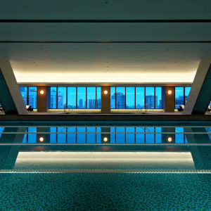 オークラのフィットネスには、たっぷりの⾃然光が贅沢な解放感をもたらす温水プールも。|The Okura Tokyo（オークラ東京）の写真(32037664)