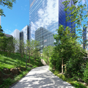 ホテルへと続く緑豊かな小道|The Okura Tokyo（オークラ東京）の写真(14560838)