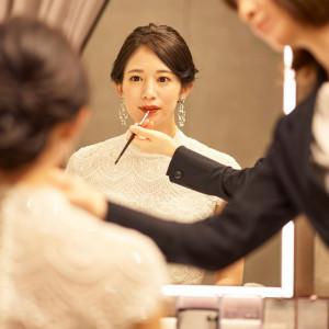 当日のお仕度から「夢より素敵」な時間のはじまり。花嫁様本来の魅力を引き出す美容室は2社よりお選びいただけます|The Okura Tokyo（オークラ東京）の写真(33033461)
