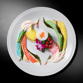 見た目にも華やかな中国料理。60年前のホテル開業時にオープンした「桃花林」の味を、婚礼でも