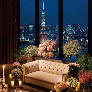 星空と夜景の煌めくナイトウェディングもおすすめです。特別な日にふさわしい華やぎの空間。