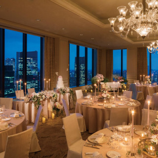 キャンドルを灯して幻想的な世界に。窓越しの夜景もロマンティックなおもてなしとなります。