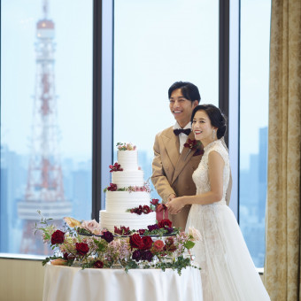 東京タワーを背景に、ピンクカラーの可愛らしいケーキセレモニーは「リュンヌ」ならではの演出。