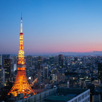 明るいお昼間から夕景への空のグラデーションをお愉しみ頂けるのは、ナイトウエディングならでは