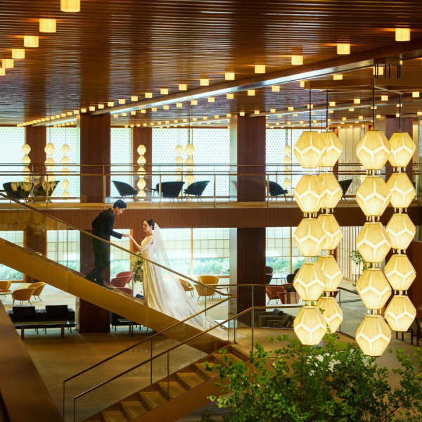 世界のクリエイターにも愛される、継承されたロビーでのウェディングフォトはオークラ花嫁だけの特権です。