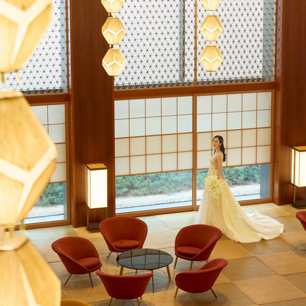 継承されたオークラのロビーでのおふたりだけの1枚を。