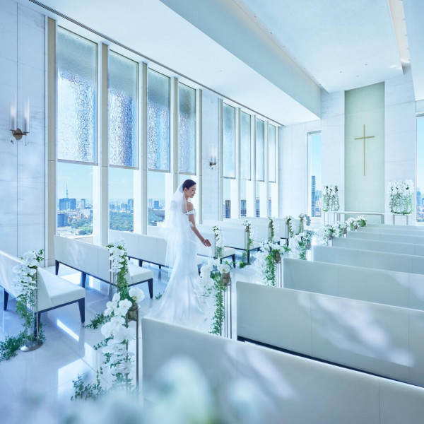 天空の中にたたずむスカイチャペルでの自然光に包まれた1枚を。