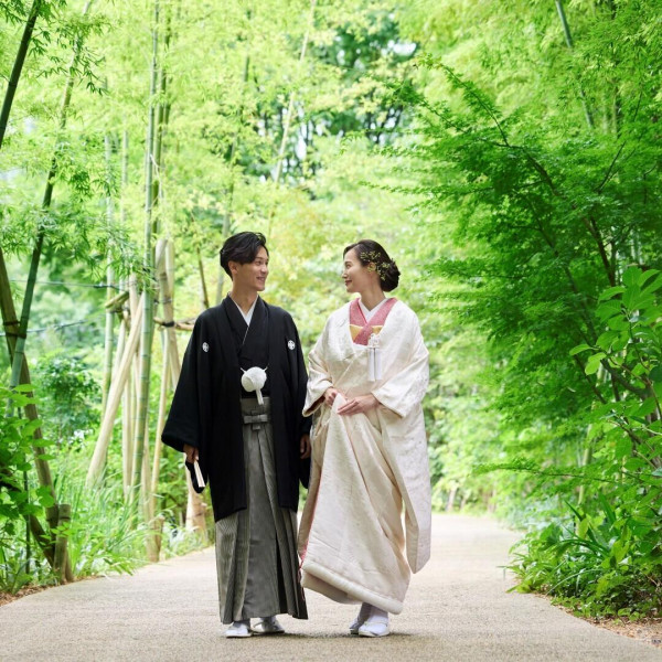 敷地の約半分を占める雄大な「オークラ庭園」には、緑豊かな竹林も。洋装のみならず和装こそ絵になる。