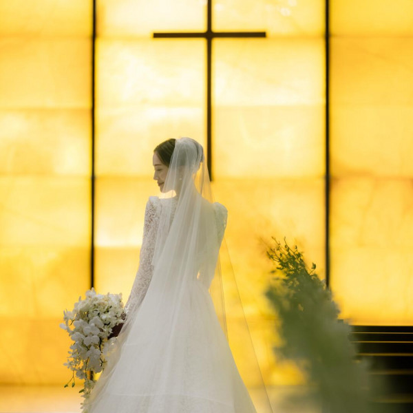 イエローオニキスが包み込むグランドチャペル