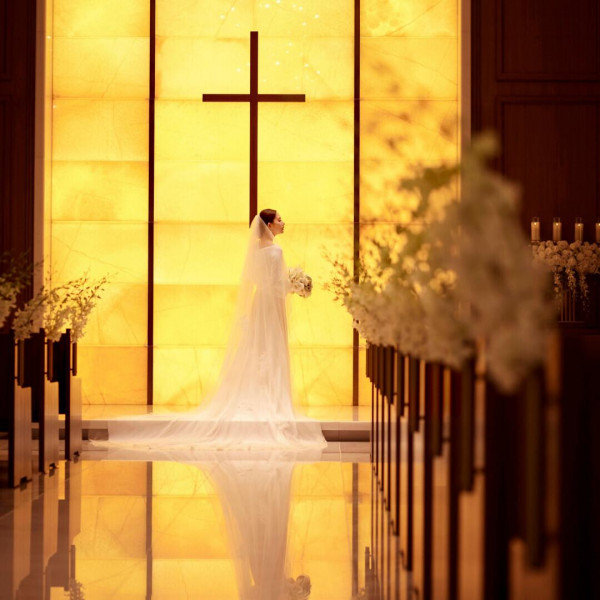 イエローオニキスの温かみに包まれるグランドチャペル