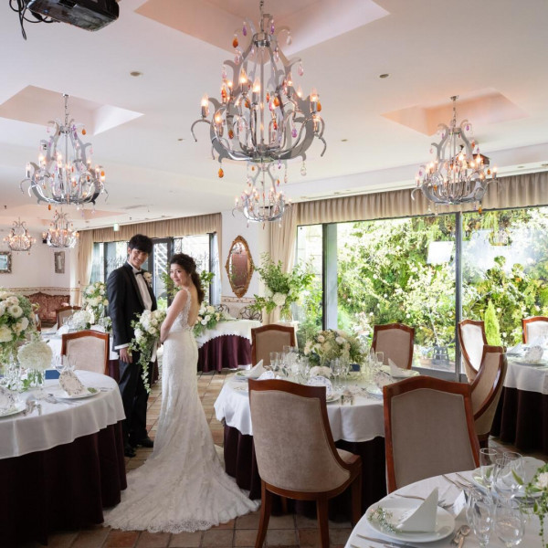 自然光射し込むパーティ会場