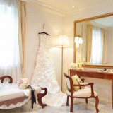 お2人専用のお控室。カーテンで仕切られた奥にはウェディングドレス姿のご新婦様が・・・。おふたりにとっても最初の感動の一瞬です。