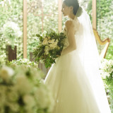 専属のドレスコーディネーターが会場の雰囲気とご新婦様のご希望に合わせて当日までご新婦様をしっかりサポートいたしますので、ご不安なことは何でもご相談ください。