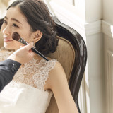 結婚式前日にドレスが会場に納品され、あとはご新婦様を待つのみ。
ご新婦様の幸せの為、専属ヘアメイクスタッフをはじめ、全スタッフがお手伝い致します。