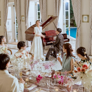 ゲストと近い距離で楽しめるよう、おふたりの席をソファーにすることも！