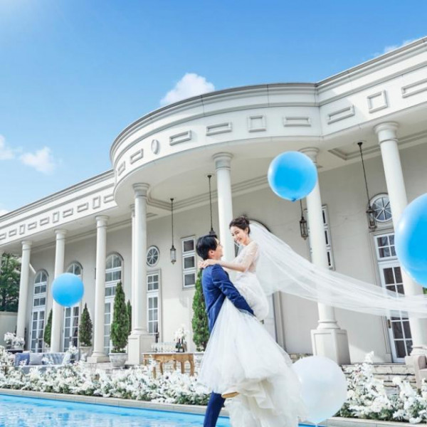 水と光と緑が広がるプール付ガーデン