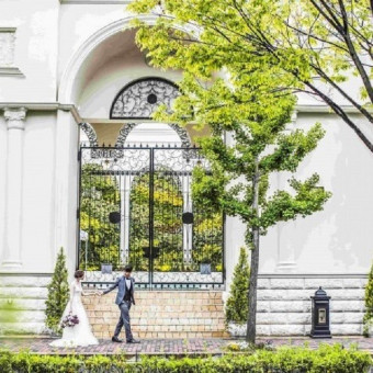 豊かな自然と開放感あふれる白亜の邸宅で、貸切の優雅な結婚式をお迎えください