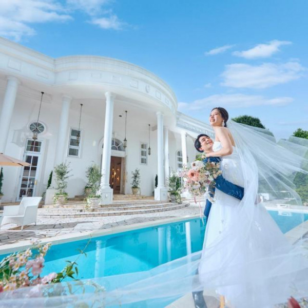 広大な敷地には趣の異なる2つの邸宅が隣接