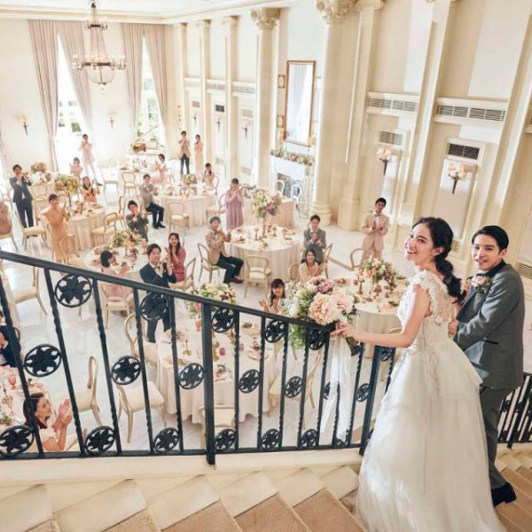 パーティ会場にある階段は花嫁から大人気